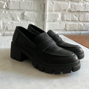 Sz 6.5 Black Cushainaire lug memory foam heeled loafers